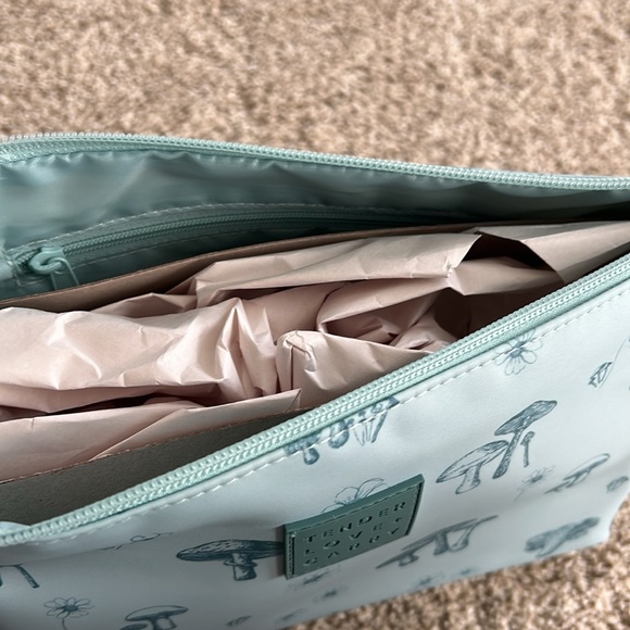 Tender Love + Carry Teal Fungi/Mushroom/Daisy/Flower Bathroom Bag Weekender - Picture 5 of 8